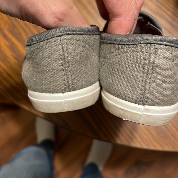 Girls size 6 grey shark slip on shoes so cute! - Picture 4 of 7